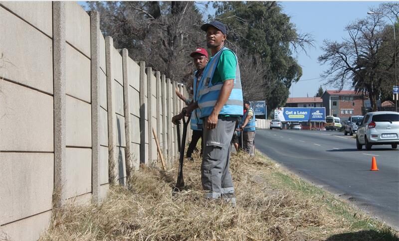 Volunteers focused on removing accumulated waste while highlighting the importance of ongoing community involvement in keeping shared spaces attractive.