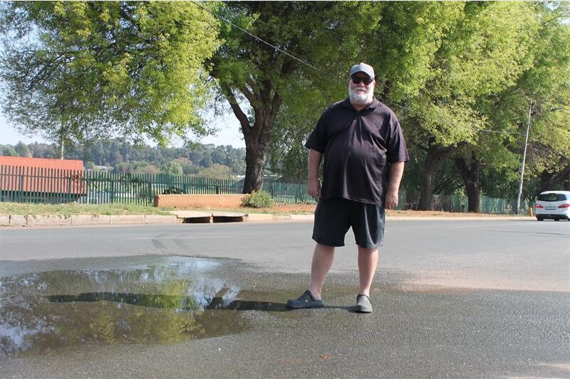 Residents in Florida South face delays as unattended water leaks pile up across the suburb, despite municipal timelines.