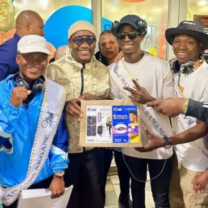 Some supporters expressed disappointment that the welcome event had not been better organised, saying they could not present their gifts to the riders.