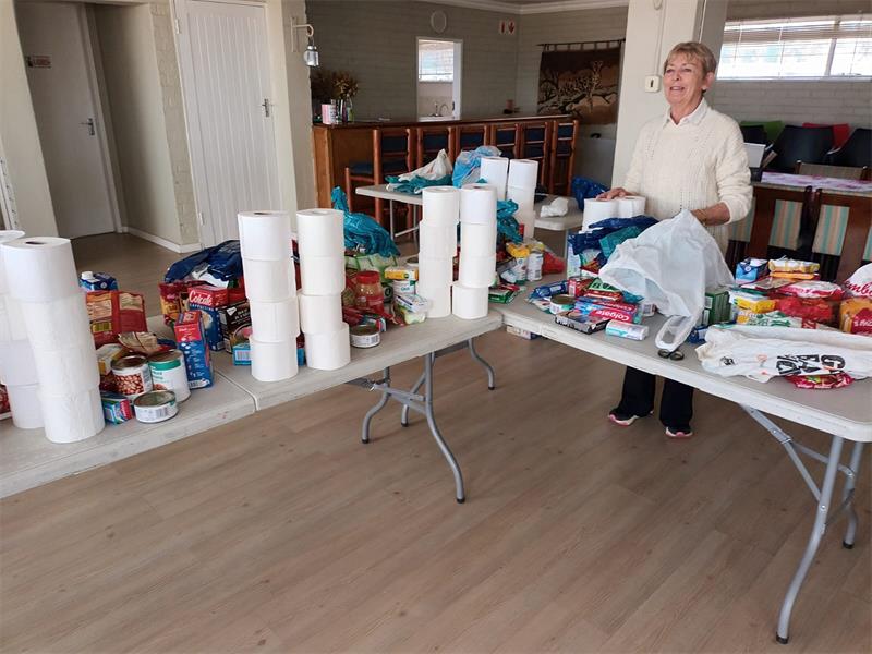 Quondam residents continue their annual tradition of donating groceries and blankets to vulnerable Wychwood pensioners.