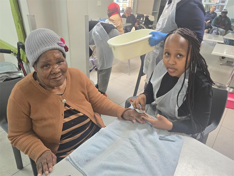 Residents of Thembalami Care Centre’s Ibis wing enjoyed massages, manicures, and pedicures on 21 August, thanks to the occupational therapy team and volunteers, celebrating Women’s Month with care and attention.