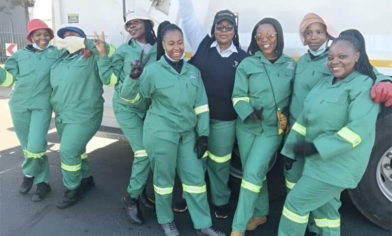 The City of Ekurhuleni has honoured Ntombizodwa Mbele and her seven-woman waste management team from Alberton for their dedication and hard work. The recognition, coinciding with Women’s Month, highlights the vital role women play in keeping the city clean.