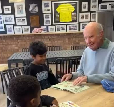 The halls of Jeppe Quondam Retirement Village were filled with smiles as Baby Geeks Preschool’s Grade R class spent the day reading, chatting, and bonding with elderly residents in a touching intergenerational exchange.
