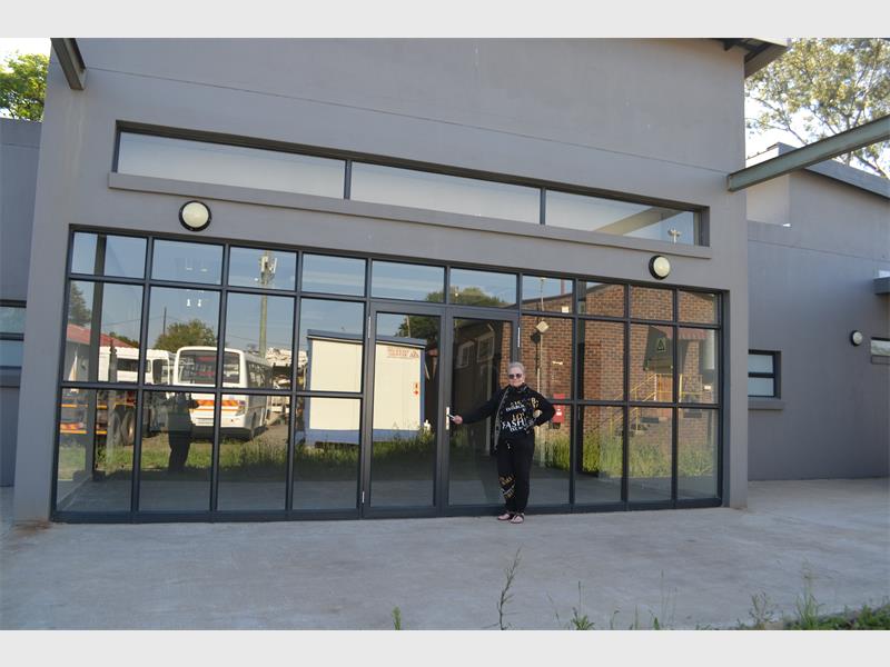 Despite a new R5-m ablution facility standing ready at the Edenvale Waste Removal Depot, staff continue to use broken and undignified facilities while the new building remains locked.