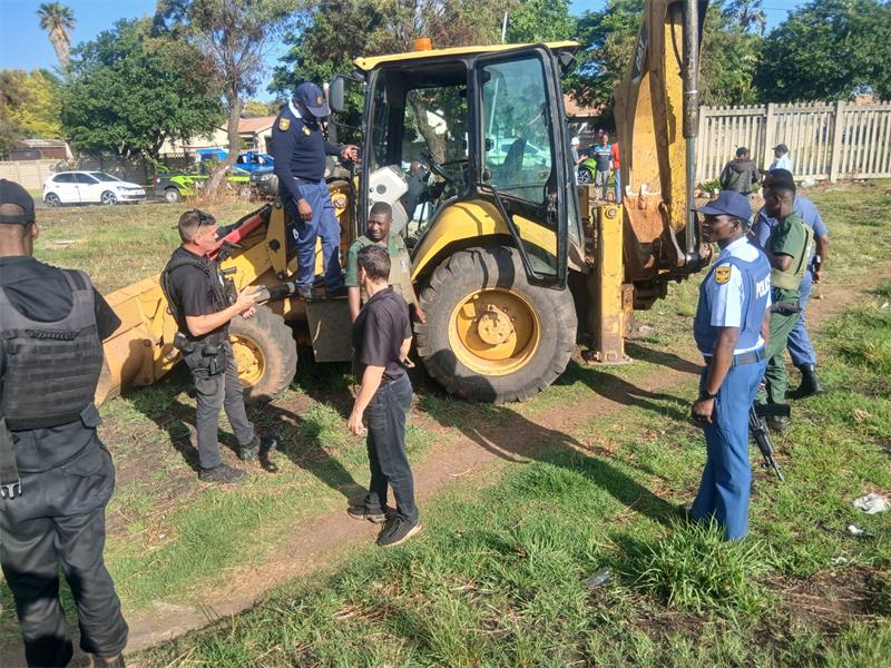 A joint operation by Bedfordview SAPS, traffic police, crime prevention wardens, private security, and community leaders led to the arrest of three suspects in Klopperpark.