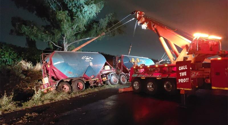 Emergency teams responded after an articulated truck transporting ammonium nitrate jackknifed and overturned, causing a minor chemical spill on the R25.