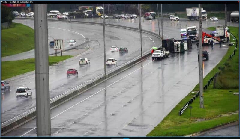 Although the recovery of the vehicle involved in the earlier incident has been completed, all lanes of the freeway remain closed as authorities deal with a significant oil and diesel spill.