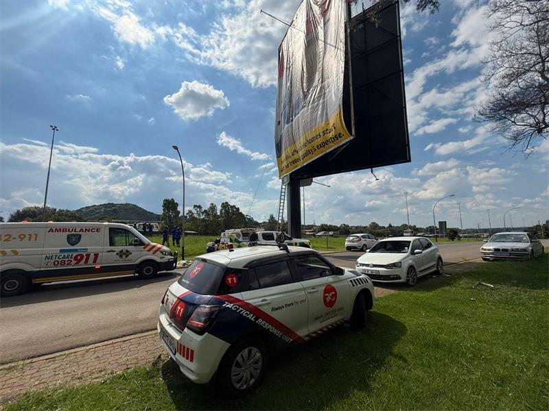 A worker who fell from a billboard is making a full recovery after the RAG Bedfordview arranged for him to be taken to the hospital.