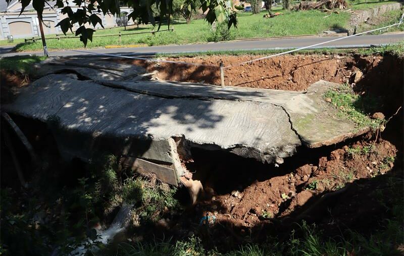 A damaged concrete slab on Nettleton Road in Oriel has raised fears of a potential collapse, with ongoing pipe bursts and severe erosion threatening critical water and electricity infrastructure as the City of Ekurhuleni has yet to respond.