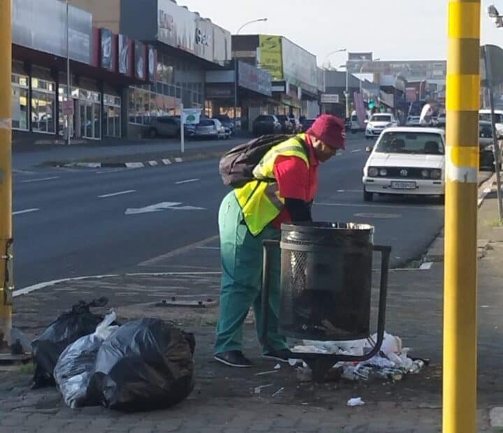The City of Ekurhuleni’s Environment and Waste frontline teams are rolling out clean-up operations as part of the “Fixing the Frontline” programme to tackle illegal dumping and promote healthier communities.