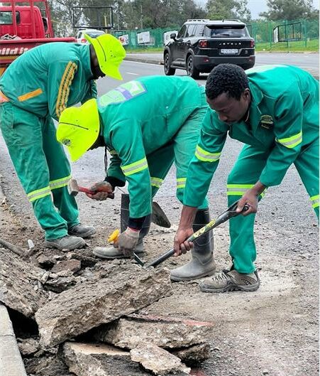 Community volunteers joined forces with Better Edenvale and Better Senderwood to remove dangerous concrete spills from Linksfield Road, improving safety for motorists and road users in the area.