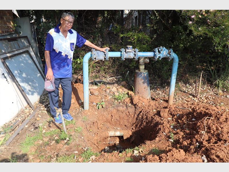 Edenvale Bowling Club plays fundraiser game in order to raise funds to cover a water bill of around R80 000 following a leak.