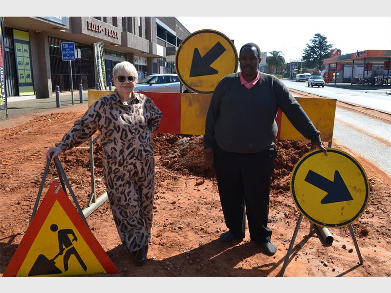 A large excavation on Van Riebeeck Avenue has reduced traffic to a single lane, causing congestion and prompting concerns over road safety while the City of Ekurhuleni completes repairs.