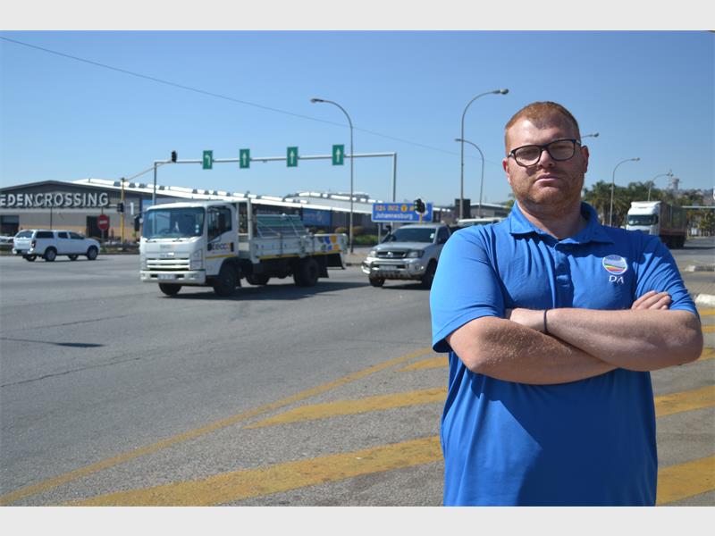 Traffic lights at key R24 intersections have reportedly been out of order for up to five months, causing long delays, crashes and increased crime concerns in Edenvale and Meadowdale.