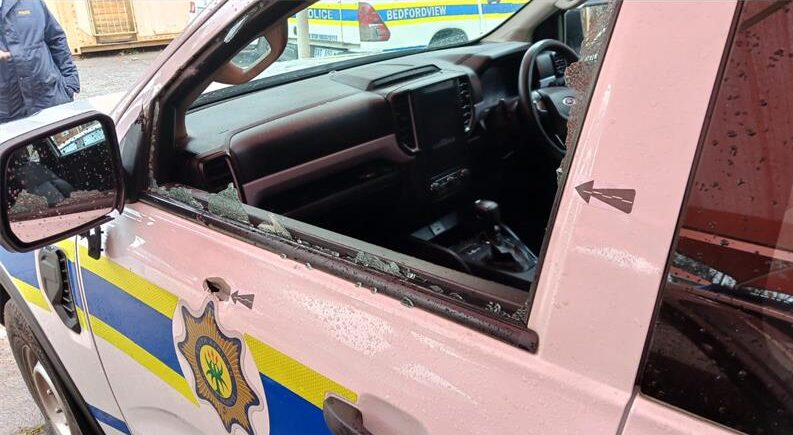Suspects on the run after firing at Boksburg North SAPS members and hijacking their official police vehicle.