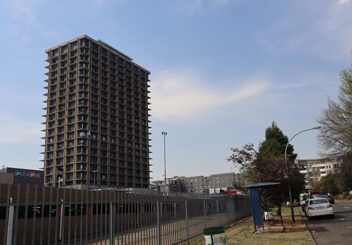 The applicant proposed on April 10 that the site be rezoned to Business 1, subject to existing conditions, including a requirement for 464 dwelling units and residential buildings.