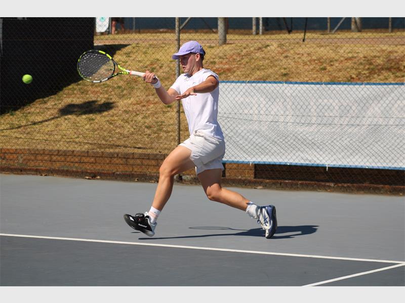 After two fiecely contested set, Andreas Scott triumphed after 7-6, 7-6, while Abigail Prinsloo needed the 10-poiint tie-break to win the women's title.