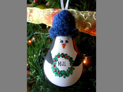 Picture: betterdecoratingbible.com WINTER PENGUIN: Make your own winter penguin with a lightbulb.