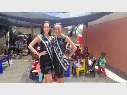 Jaci Tibbit Mrs Johannesburg 2016 and Busi Roberts Mrs Pretoria 2016  in Diepsloot on 2 December, give the gift of Christmas to the Imfundo Educare little ones.