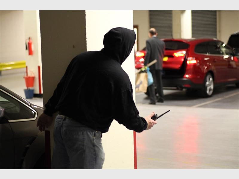 Douglasdale police intensify operations this festive season, warning that criminals jam cars to steal devices.