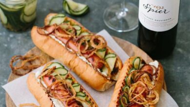 14 MAY SATURDAY ENTERTAIN - Smoked Frankfurter hotdogs with crispy onions and remoulade (Medium)