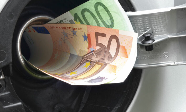 Fill up Car Tank with Banknotes