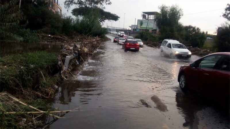 Gauteng motorists are being warned to take extreme care as heavy rains hit the province. With poor roads, blocked drains, and floodwaters, even small amounts of water can be deadly.