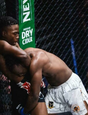 Siyanda Vilakazi has Teboho Ntene in a standing guillotine.