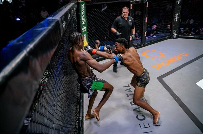 Kgaugelo Moitshela lands a left straight on Edson Machavane.