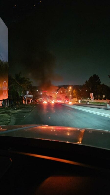 Sandton CPF confirms an ongoing protest by Witkoppen Road and Main Avenue after Clay Oven informal settlement residents blocked the road with burning tyres and debris.