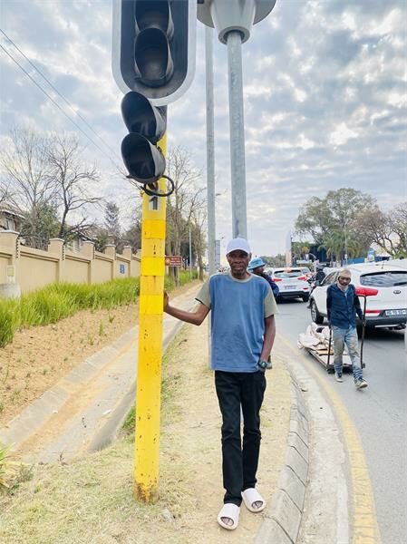 Residents warn of daily dangers at key Witkoppen intersections as non-operational traffic lights remain unfixed.