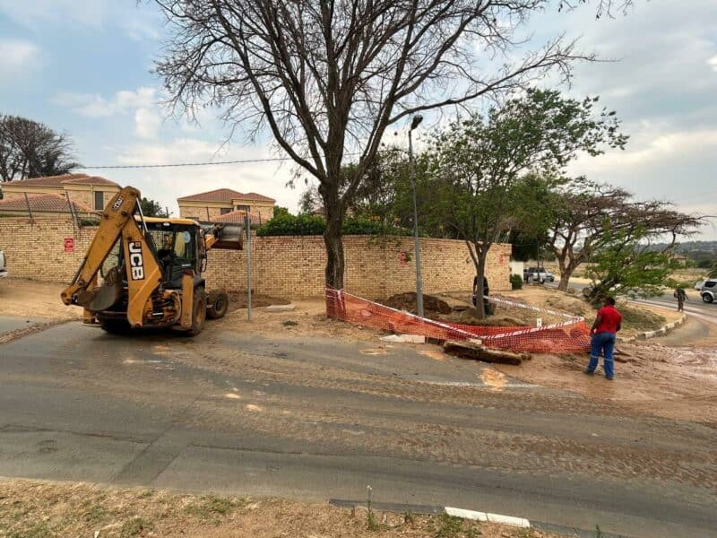 After months of frustration, road damage, and safety hazards, Johannesburg Water has started with repairs of the leaking valve at Poplar and Campbell roads in Craigavon.