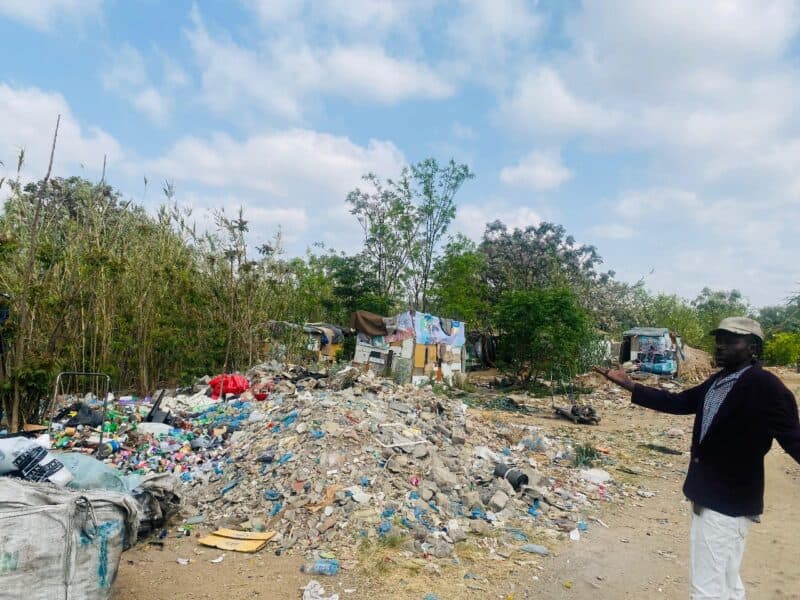 A long-standing informal settlement on the K60 road reserve in Sunninghill has sparked anger from residents over crime, pollution, and safety concerns, while settlement dwellers plead for housing and jobs.
