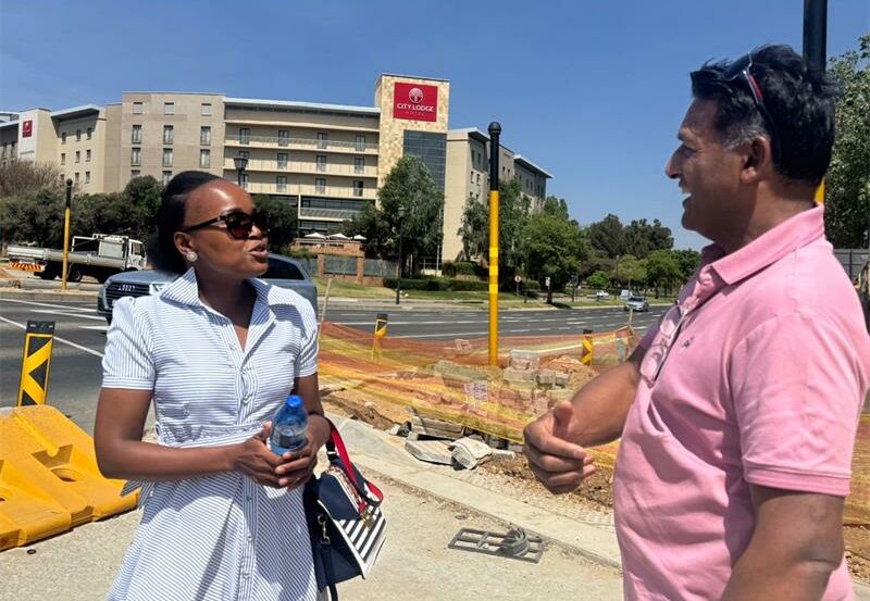 Residents say crossing the intersection at Montecasino, opposite Pineslopes, has become dangerous, calling on authorities to urgently fix the malfunctioning traffic lights.
