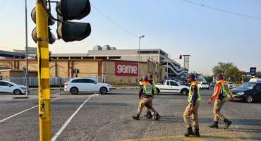 JMPD officials at Fourways Boulevard and Ross Street, navigating traffic on June 7, 2024. Photo: Ayanda Ntshingila