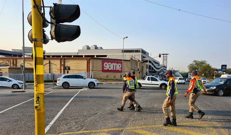JMPD officials at Fourways Boulevard and Ross Street, navigating traffic on June 7, 2024. Photo: Ayanda Ntshingila