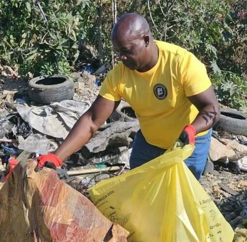 Lovemore Robson has raised R8 500 for his father’s cancer battle, and he’s still cleaning Fourways streets to help. However, more is still needed to save his father.