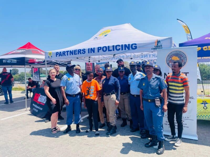 To boost safety ahead of the festive season, Douglasdale SAPS joined forces with security partners and the local CPF for a crime prevention campaign at Leaping Frog Shopping Centre.