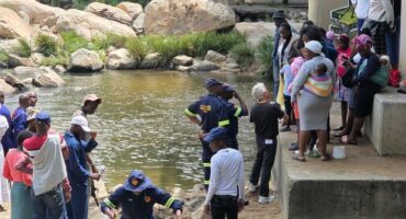 Community members were educated on river safety during a Water Safety Awareness Campaign along the Jukskei River, led by Ward 94 Councillor David Foley and the City’s EMS team on 19 October 2025. Photo: Supplied