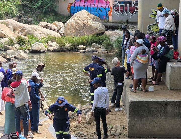 Community members were educated on river safety during a Water Safety Awareness Campaign along the Jukskei River, led by Ward 94 Councillor David Foley and the City’s EMS team on 19 October 2025. Photo: Supplied