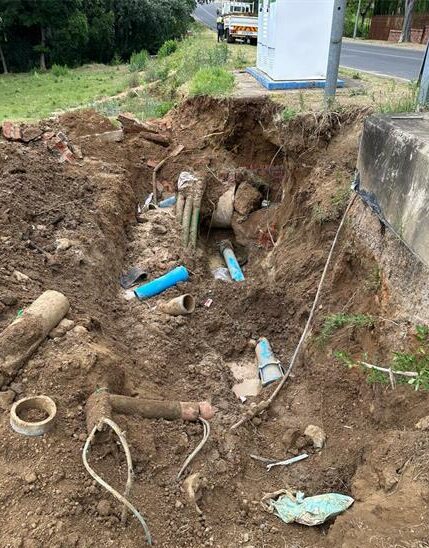 Burst pipe at the corner of Stonehaven Street and Brackenhill Street in Paulshof on October 01, 2025, before repairs. Photo: Supplied