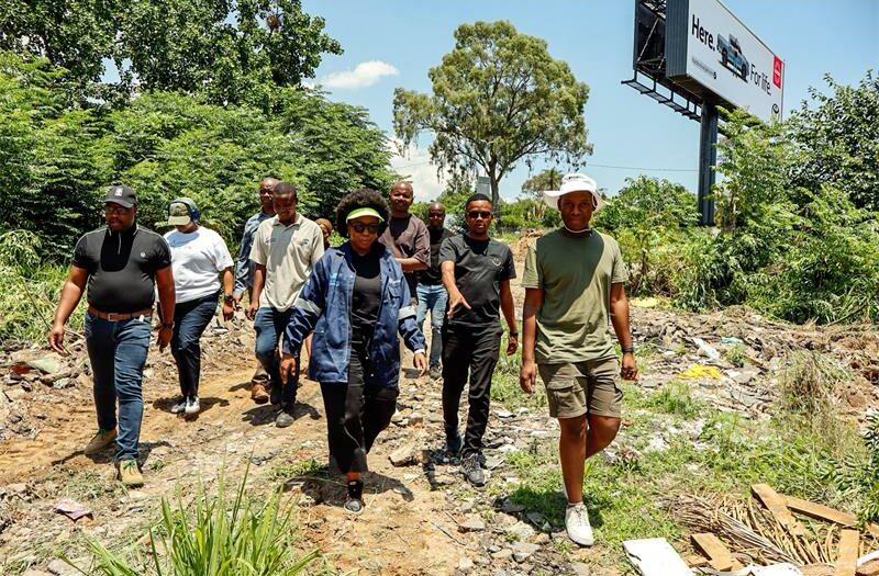 Months of ignored complaints over growing waste at the Clay Oven informal settlement prompted Lonehill and Paulshof residents to escalate their concerns, resulting in a clean-up operation led by Gauteng MEC Vuyiswa Ramokgopa.