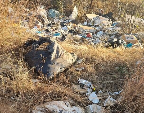 Rubbish and debris scattered along Kindred Avenue in Farmall, on October 18, 2025. Photo: Supplied