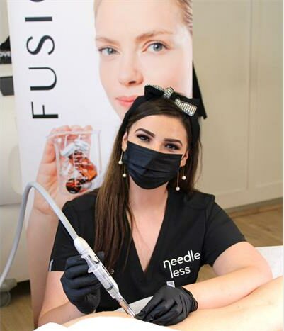 With festive parties, beach days, and social get-togethers coming up, many people feel self-conscious about their bodies. Lea-Anne Rheeders, founder of Young Again Aesthetics, explains how changes to your diet can help you get 'snatched' and start the new year feeling healthier.