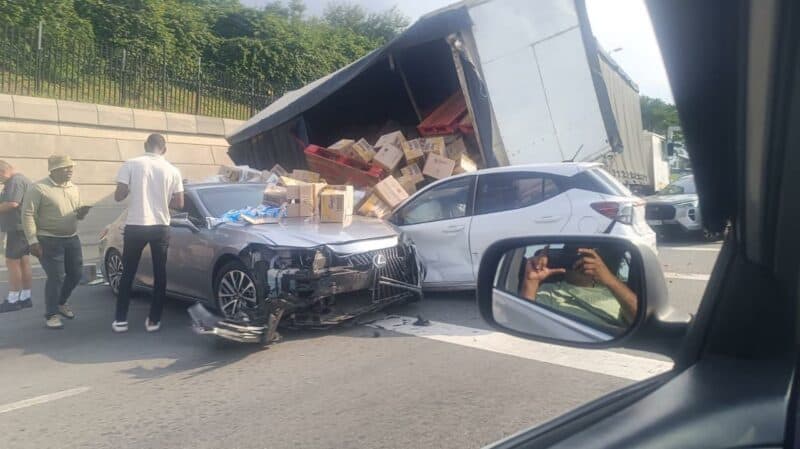 A truck accident on the N1 South at the William Nicol off-ramp has led to dangerous looting, with people reportedly running across the highway. Motorists are urged to drive carefully and avoid the area.
