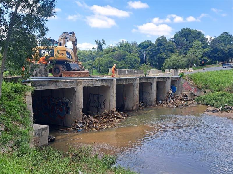 After growing concerns over possible flooding, Johannesburg Roads Agency has cleared debris blocking Platina Bridge in Jukskei Park, easing fears linked to the crossing’s history of flood damage.