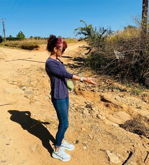 After months of frustration with deep potholes and ungraded roads, Chartwell’s Farmall residents finally see JRA action, as Ward 96 councillor Rufus Maswazi ensures dilapidated roads get a long-awaited resurfacing.