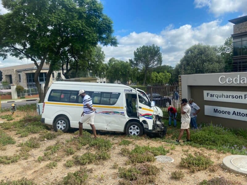 A collision between a minibus taxi and a private vehicle at the Cedar Avenue west and Cedar Road (R552) intersection has reignited long-standing fears among Broadacres residents, and Ward 94 councillor David Foley, over reckless driving and the urgent need for stronger traffic enforcement.