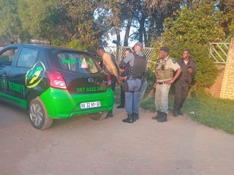 Thanks to a watchful resident and quick security response from Onarmor Security Services, suspects for stealing gate motors were arrested after a dramatic chase.