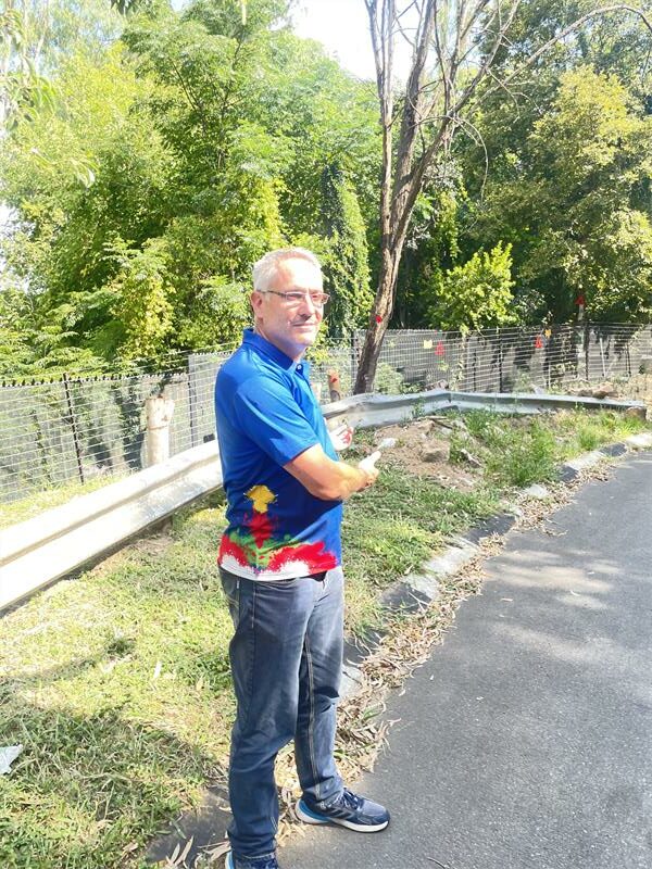 The Johannesburg Roads Agency says it is aware of safety concerns on Robyn Street in Jukskei Park and has initiated steps to replace a damaged guardrail and install other warning signs.